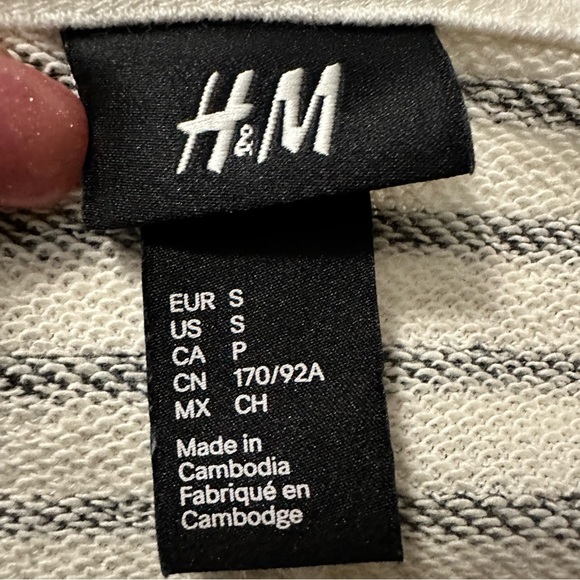 H & M | MEN’S SWEATER | BLACK AND WHITE STRIPES | SZ S | - Picture 6 of 7